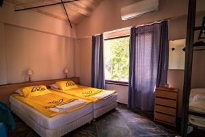瓦尔纳Къщички Синьо лято, Черноморец - Варна - Blue Summer Houses Varna的一间卧室设有两张床和窗户。