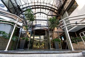阿雷格里港Master Porto Alegre Hotel - Av Carlos Gomes, Proximo Consulado Americano的一座建筑,上面有玻璃天花板和植物