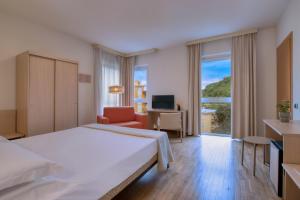 蒙多维帕克酒店的酒店客房配有一张床、一张书桌和一台电视。