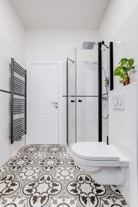 波杰布拉迪Design Pension Twenty 20的白色的浴室设有卫生间和淋浴。