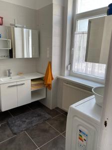 埃格尔Balàzs Apartman的白色的浴室设有水槽和窗户。