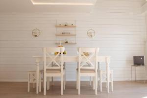 塞内奇Lake House Senec的白色餐桌和两把白色椅子