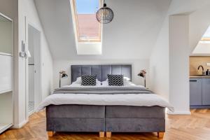 波杰布拉迪Design Pension Twenty 20的一间卧室设有一张大床和一个窗户。