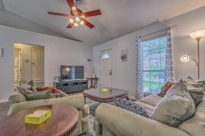 彭萨科拉Cozy Pensacola Home with Yard 10 Mi to Dtwn!的带沙发和吊扇的客厅