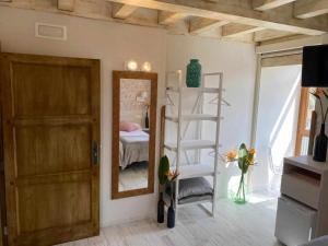 PoveñaCasa Rural Mugarri的一间卧室配有双层床和镜子