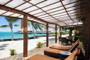Fausaga椰子海滩俱乐部度假酒店&Spa的享有海滩景致的户外庭院