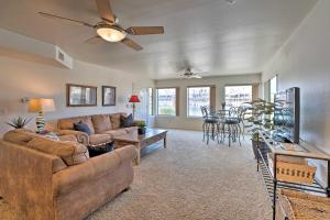 哈瓦苏湖城Havasu Condo with View of Lake and London Bridge!的客厅配有沙发和桌椅