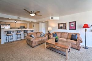 哈瓦苏湖城Havasu Condo with View of Lake and London Bridge!的客厅配有两张沙发和一张桌子