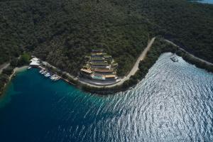 梅加尼西岛Azur Retreat的水中一座大建筑的空中景观