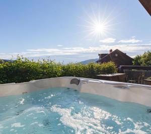 奥勒Åre Travel - Tottbacken的后方设有阳光热水浴池