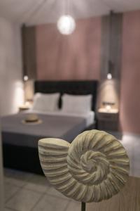 阿穆迪亚科勒套房酒店的卧室里的木饰物,带床