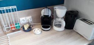 洛里昂Studio Confort Lorient Rue Vauban Hypercentre的咖啡壶和位于柜台上的搅拌机