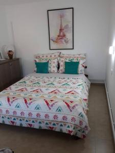 蒂米什瓦拉Joy Residence的一间卧室配有床,床上装有被子