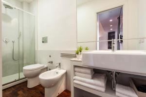 卡塔尼亚费里尼之家 - 维亚蒙特圣阿加塔公寓的白色的浴室设有水槽和卫生间。
