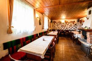 班斯科Къща за гости Даутев Връх的餐厅内带桌椅的房间