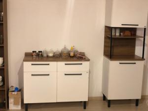 卡拉伊瓦Concept House Caraiva的厨房配有白色橱柜和柜台。