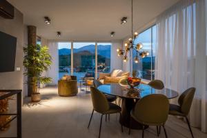 科尔丘拉Villa Buddha Bay的客厅配有玻璃桌和椅子
