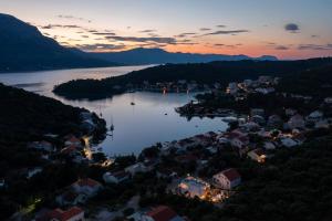 科尔丘拉Villa Buddha Bay的日落时分享有湖泊上的城镇景致