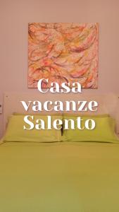 迪索Casa vacanze Salento的卧室配有一张黄色的床,墙上挂着一幅画