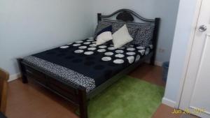 马尼拉The Terrace Room的一张带黑白枕头的小床