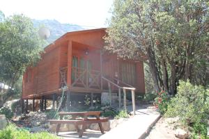 圣何塞德迈波Cabañas Lomas del Manzano的木屋前设有野餐长凳