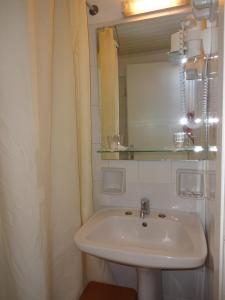 毕达哥利翁雷门佐一室公寓酒店的一间带水槽和镜子的浴室