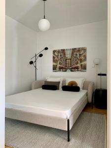 波尔图Oporto Chic&Cozy - São Bento da Vitória的卧室配有一张白色大床