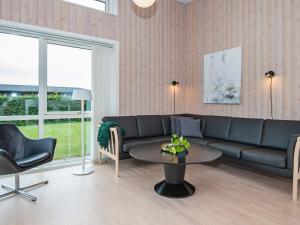 Årøsund6 person holiday home in Haderslev的客厅配有沙发和桌子