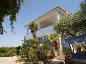 夏卡2 bedrooms apartement at Sciacca 400 m away from the beach with sea view furnished garden and wifi的一座棕榈树建筑