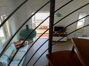萨包迪亚Big Sabaudia的客房设有带沙发和桌子的楼梯。