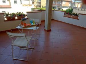 萨包迪亚Big Sabaudia的地板上设有带桌椅的阳台。