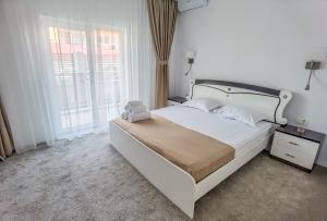 艾福雷诺德Vila Kalliopi的卧室设有一张白色大床和一扇窗户。