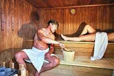 巴特拉斯费拉恩布里克酒店的男人在桑拿浴室里,女人躺在床上