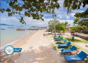 拉威海滩Blue Beach Grand Resort And Spa SHA Plus的海滩上一排蓝色的躺椅