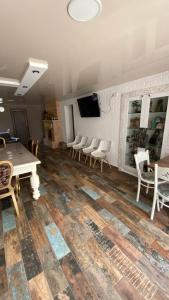 库塔伊西ART HOUSE 33的配有桌椅和电视的客房