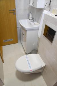 索科矿泉村Millenium apartment的白色的浴室设有卫生间和水槽。