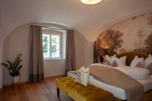 多瑙河畔埃默斯多夫瓦豪酒店的一间卧室设有一张大床和一个窗户。