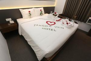 Yangon Win Hotel客房内的一张或多张床位