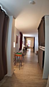 圣让皮耶德波尔Gîte BIDEAN的走廊上设有椅子和桌子