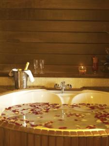 Ar RumaylahLaguava Resort的浴室水槽上装有花纹