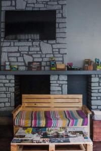 塔那那利佛马达加斯加地下旅舍的客厅内的一张床位,配有石制壁炉