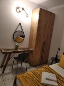 萨索斯Studios Anais - Thasos的一间卧室配有书桌、镜子和床