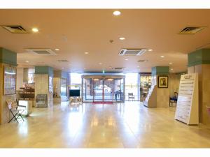 Yuzawa汤泽皇家酒店的大型大堂设有带桌椅的走廊