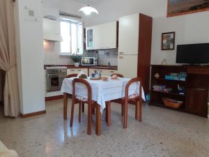 Castiglione a CasauriaHoliday House Graziella的一间带白色桌椅的厨房和一间厨房