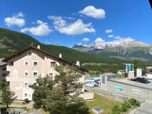 蓬特雷西纳Dachwohnung im Alpenstil, 60m2 für 2P, mit Garage - BM186的享有背景山景建筑的景致。