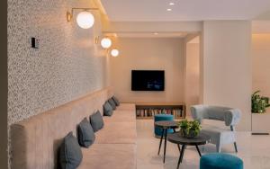 阿凯松卡捷琳娜宫酒店 的大堂设有椅子和带电视的墙壁