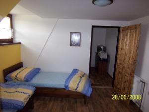 上贝奇瓦斯尔维多旅馆的一间小卧室,配有一张床和镜子