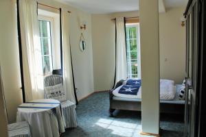 文戈热沃马瑞别墅酒店的一间设有镜子、一张床和椅子的房间