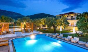 斯卡拉拉乔伊Nefeli Fresh Hotel by Del Mare的夜间带游泳池的别墅