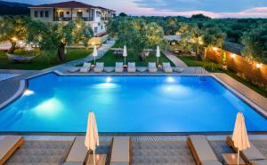 斯卡拉拉乔伊Nefeli Fresh Hotel by Del Mare的享有带椅子和遮阳伞的游泳池的上方景色